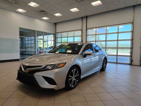 Used 2020 Toyota Camry SE FWD image 7