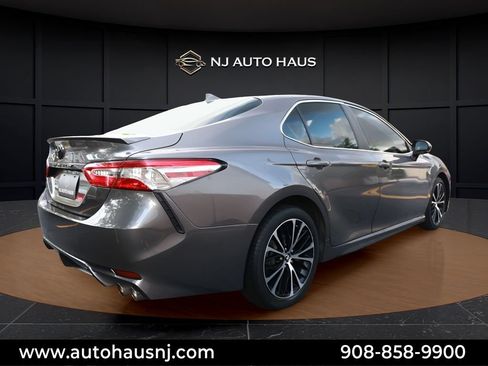 Used 2020 Toyota Camry SE w/ Convenience Package FWD image 11