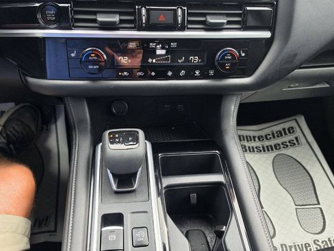 Used 2025 Nissan Pathfinder SV AWD/4WD image 18