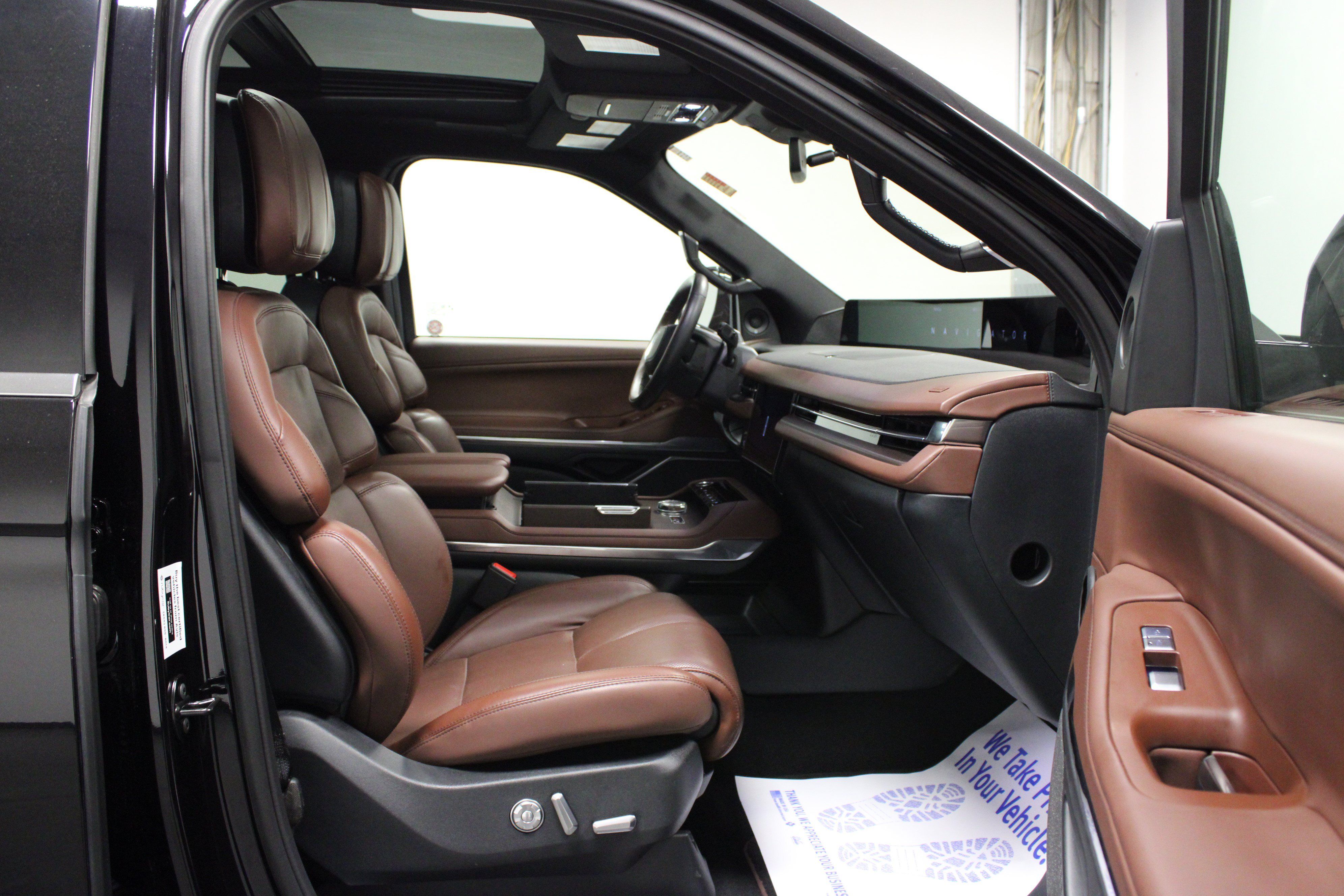 Used 2025 Lincoln Navigator Reserve AWD/4WD image 17