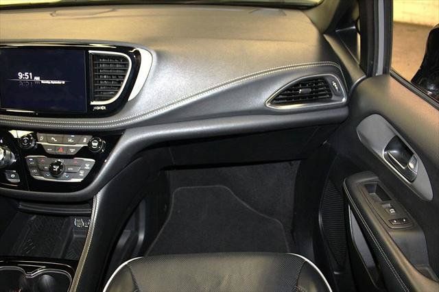 Certified 2025 Chrysler Pacifica Limited FWD image 34