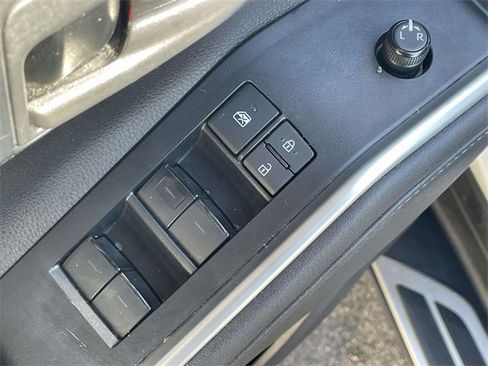 Used 2020 Toyota Highlander L image 18