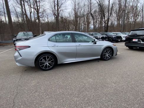 Used 2024 Toyota Camry SE image 6