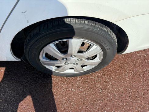 Used 2010 Toyota Yaris Sedan image 10