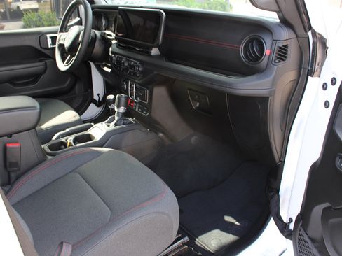 Used 2025 Jeep Wrangler Unlimited Rubicon AWD/4WD image 18