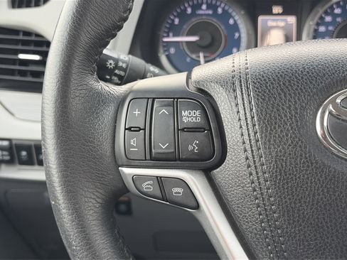 Used 2017 Toyota Sienna XLE w/ XLE Navigation Package image 22