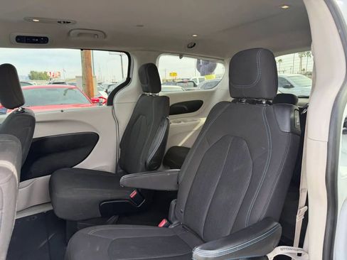 Used 2021 Chrysler Pacifica Touring FWD image 24