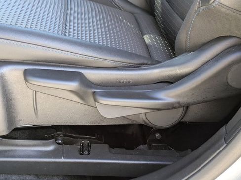 Used 2025 Chevrolet Trax LT w/ LT Convenience Package image 6