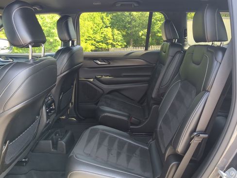 Used 2024 Jeep Grand Cherokee L Laredo image 12