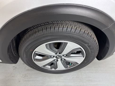 Used 2020 Kia Niro LX image 11