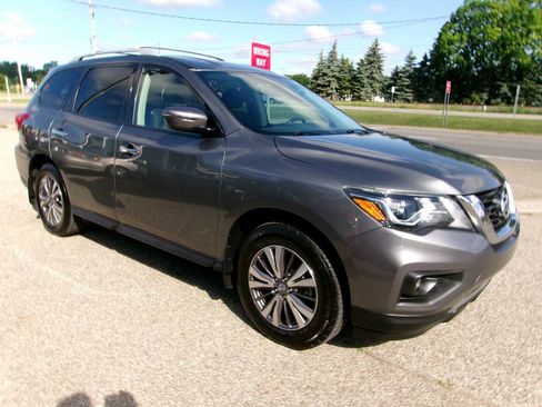 Used 2020 Nissan Pathfinder SV AWD/4WD image 2