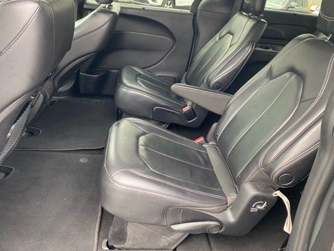 Used 2022 Chrysler Pacifica Touring-L w/ S Appearance Package image 22