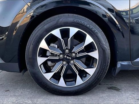 Used 2024 Kia Carnival EX FWD image 8