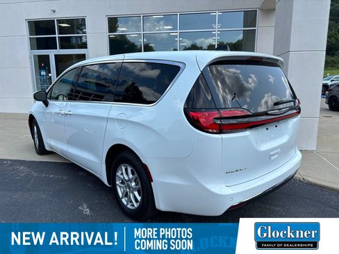Used 2023 Chrysler Pacifica Touring-L FWD image 5