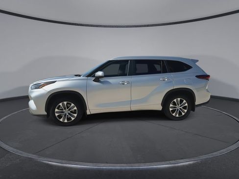 Used 2024 Toyota Highlander XLE FWD image 5