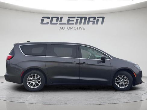 Used 2023 Chrysler Voyager LX FWD image 5