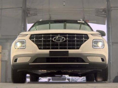 Used 2023 Hyundai Venue Limited FWD image 3