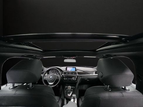 Used 2018 BMW 330i xDrive Wagon image 19