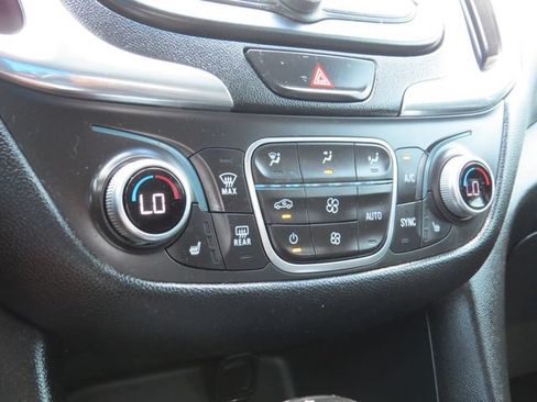Used 2018 Chevrolet Equinox LT FWD image 22