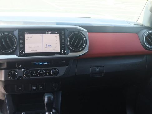 Certified 2021 Toyota Tacoma SR5 AWD/4WD image 9