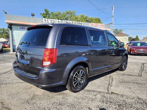 Used 2019 Dodge Grand Caravan SXT w/ Driver Convenience Group FWD image 4