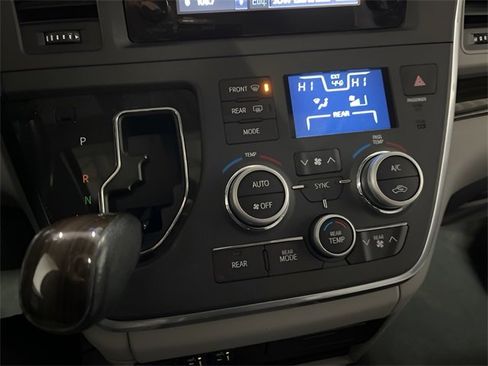 Used 2017 Toyota Sienna XLE image 22