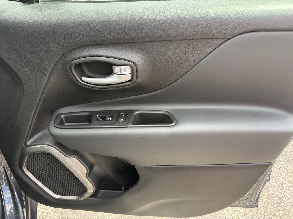 Used 2023 Jeep Renegade Latitude AWD/4WD image 19