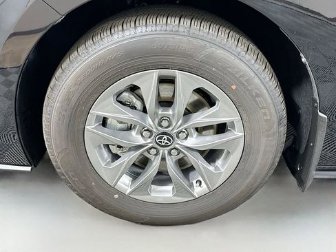 Used 2026 Toyota Sienna XLE FWD image 33