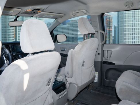 Used 2016 Toyota Sienna LE image 18