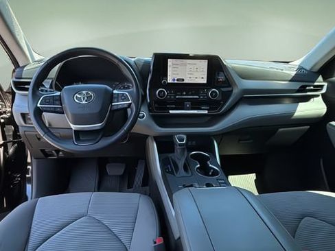 Used 2024 Toyota Highlander LE FWD image 15