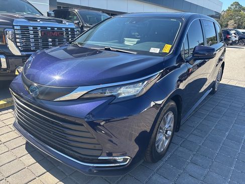 Used 2022 Toyota Sienna XLE image 9