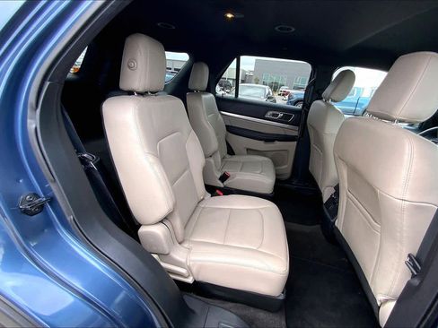 Used 2018 Ford Explorer XLT w/ Equipment Group 202A FWD image 19