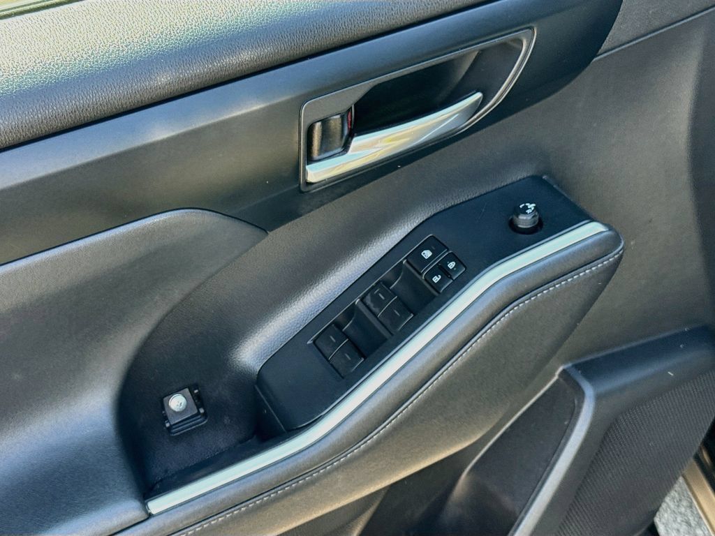 Used 2022 Toyota Highlander XLE AWD/4WD image 18