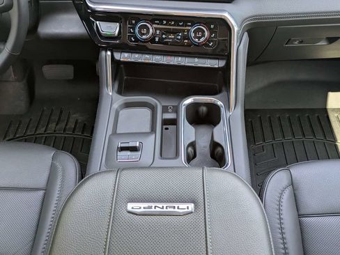 Used 2025 GMC Sierra 2500 Denali w/ Technology Package AWD/4WD image 19