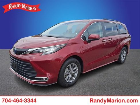 Used 2023 Toyota Sienna XLE image 1