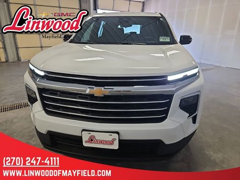 Used 2026 Chevrolet Traverse LT FWD image 3