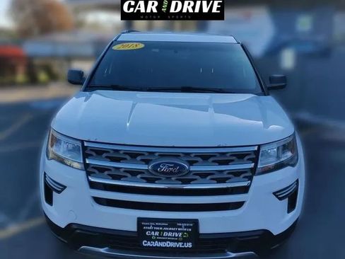 Used 2018 Ford Explorer XLT image 2