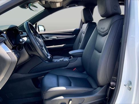 Used 2025 Cadillac XT5 Luxury w/ LPO, Floor Liner Package FWD image 8