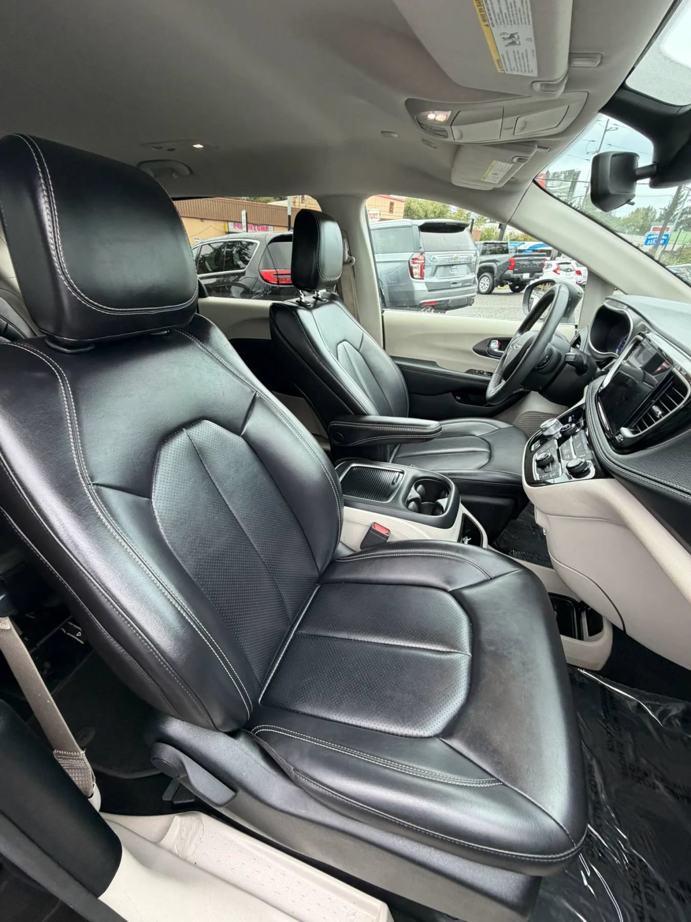 Used 2023 Chrysler Pacifica Touring-L FWD image 23