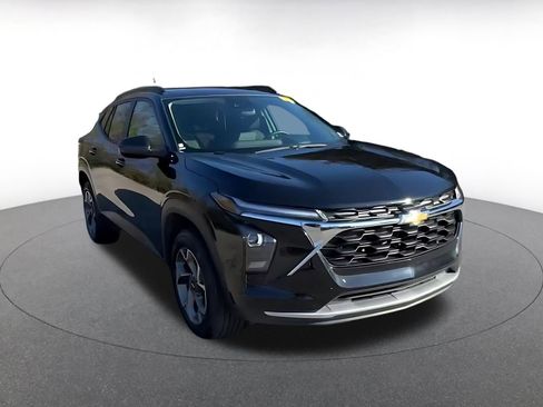 Used 2025 Chevrolet Trax LT w/ LT Convenience Package image 3