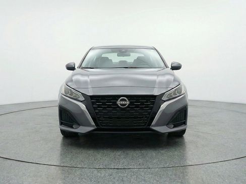 Used 2025 Nissan Altima 2.5 SV FWD image 2