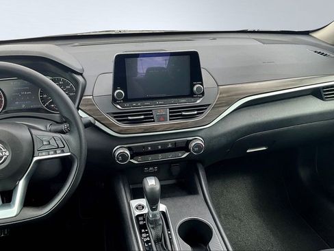 Used 2025 Nissan Altima 2.5 SV FWD image 10