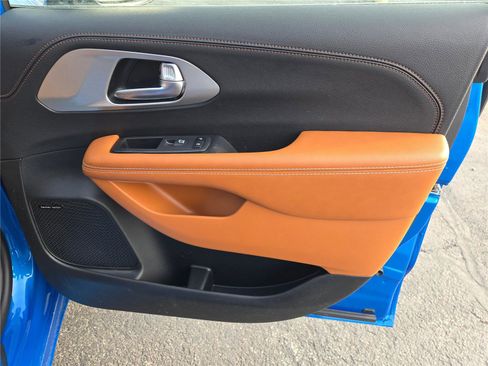 New 2026 Chrysler Pacifica Pinnacle image 6