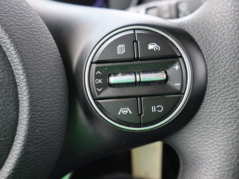 Used 2025 Kia Soul LX w/ LX Technology Package FWD image 16