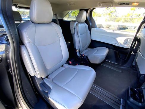 Used 2025 Toyota Sienna XLE image 18