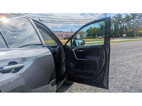 Used 2020 Toyota RAV4 XLE w/ Convenience Package image 11