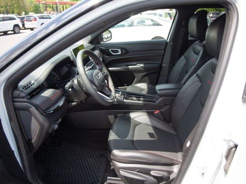 Used 2025 Jeep Compass Trailhawk AWD/4WD image 20