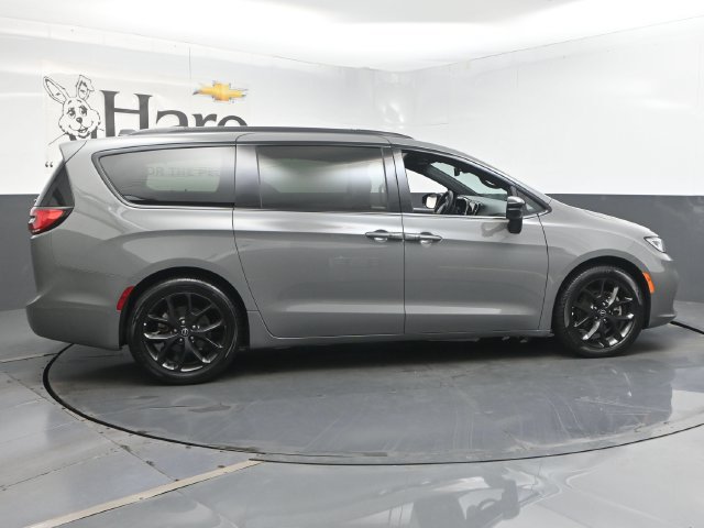 Used 2025 Chrysler Pacifica Limited FWD image 39