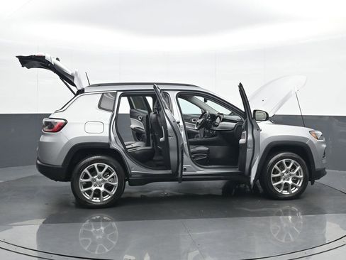 Used 2022 Jeep Compass Latitude image 26