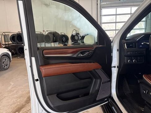 Used 2023 GMC Yukon Denali Ultimate image 11